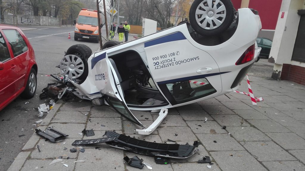 LEGNICA. Dachował samochód, dwie osoby w szpitalu (WIDEO)