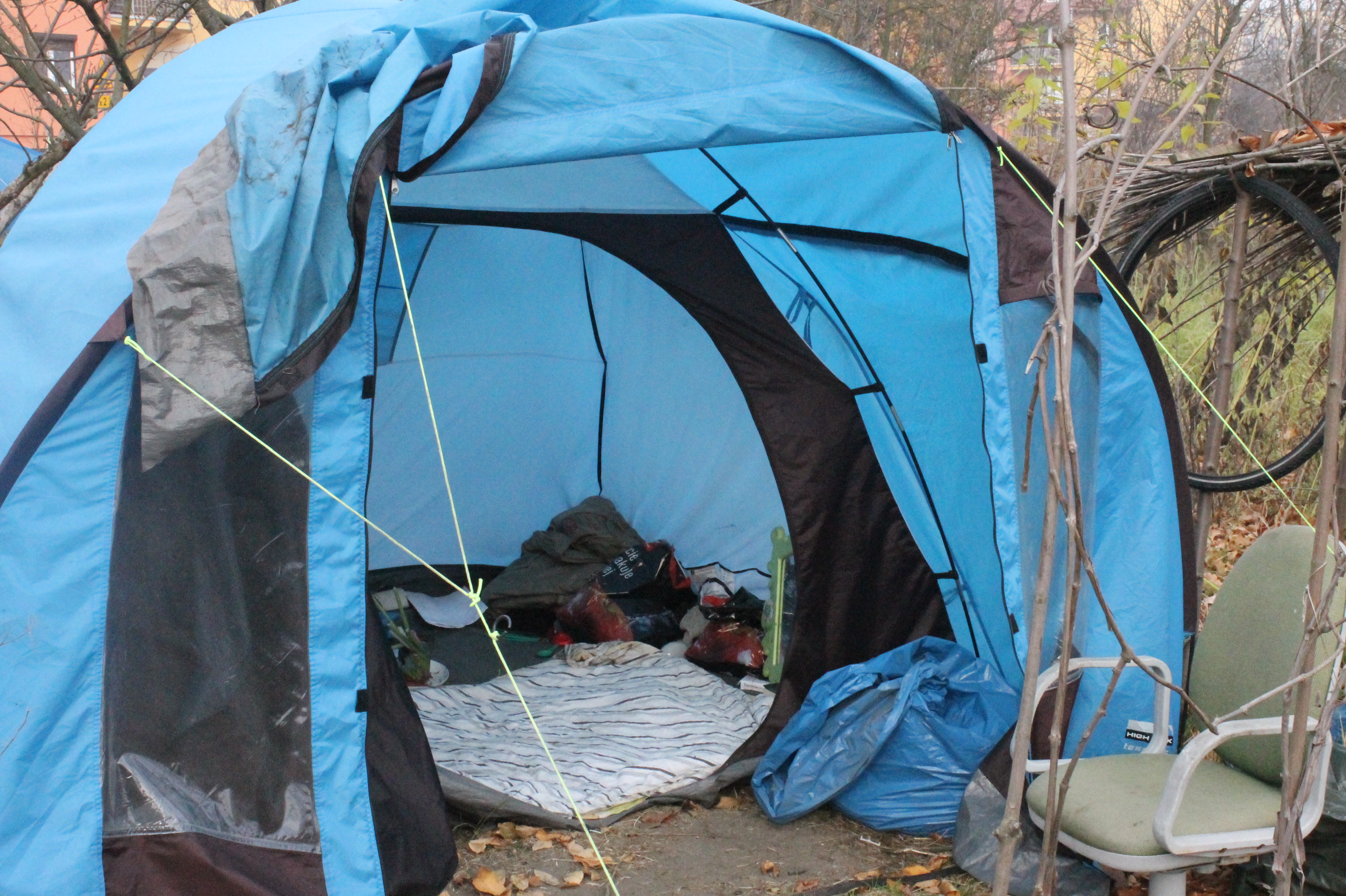 LUBIN. Namiot stał się jego domem (WIDEO)