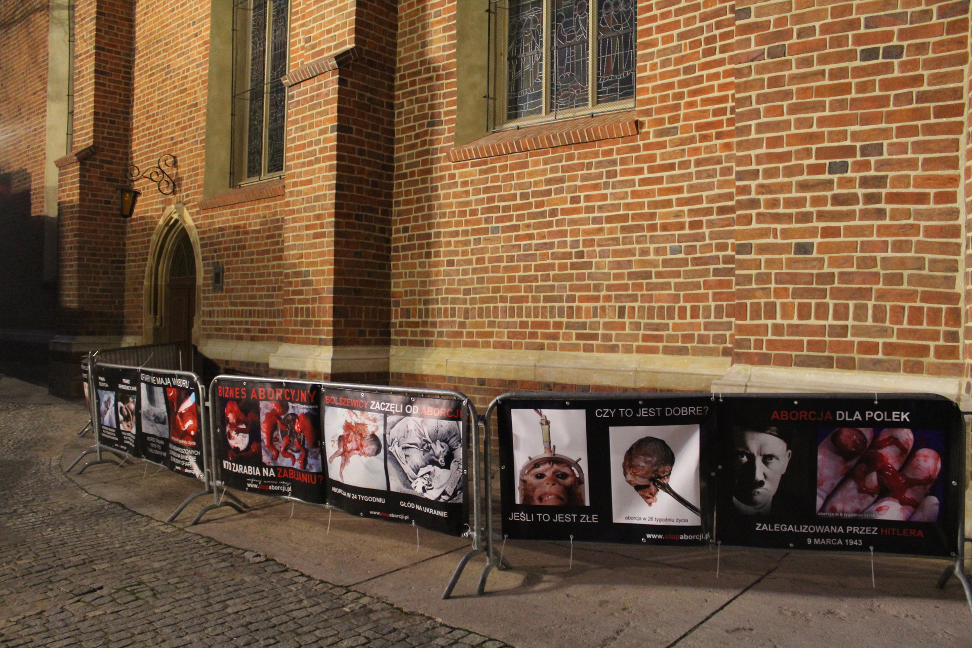 LUBIN. Antyaborcyjna wystawa przed kościołem