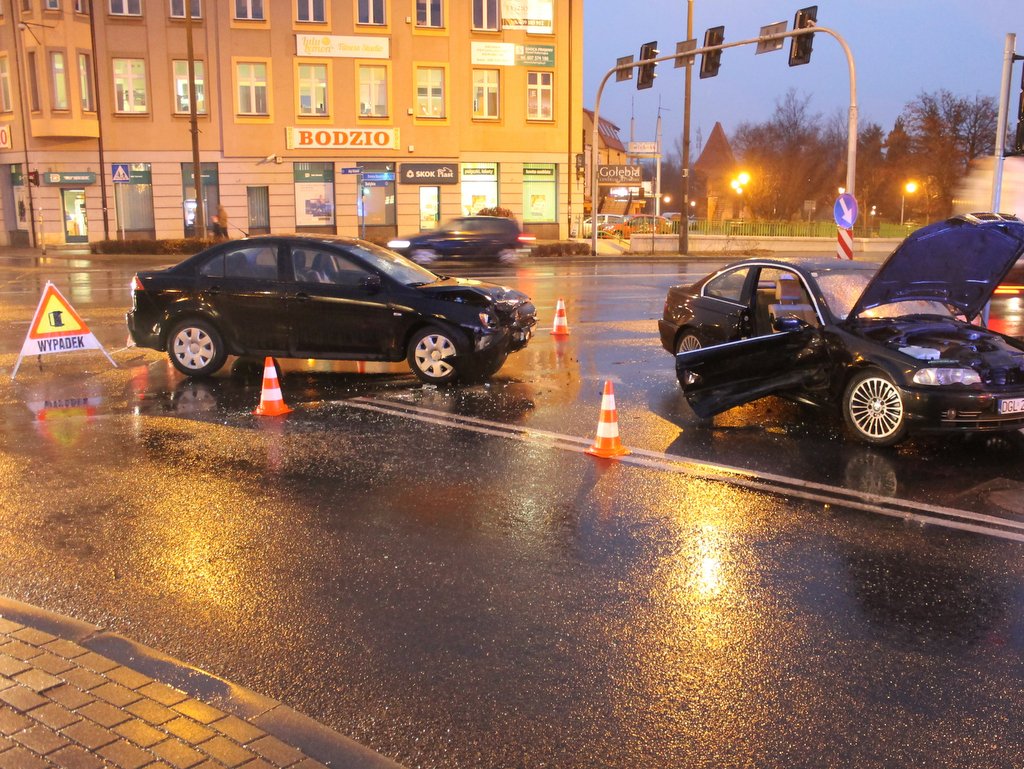 GŁOGÓW. Zderzenie dwóch aut (FOTO) (WIDEO)