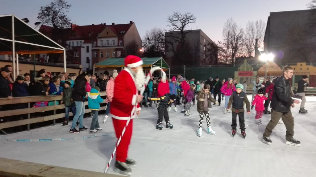LEGNICA. Lodowisko już otwarte (FOTO)