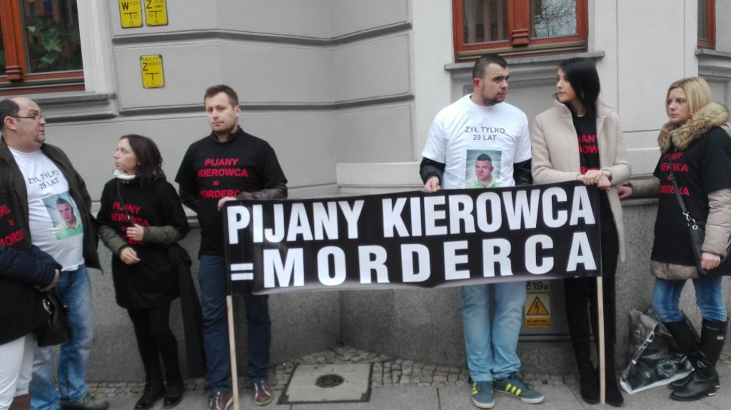 LEGNICA. Proces i cichy protest  przed sądem ( AKTUALIZACJA, WIDEO, FOTO)