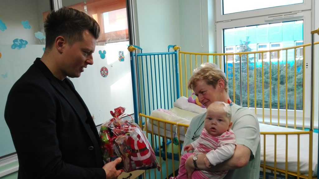 LEGNICA. Znany piosenkarz w roli Świętego Mikołaja (AKTUALIZACJA, FOTO, WIDEO)