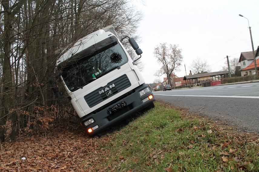 LUBIN. „Dostawczak” w rowie na DK3
