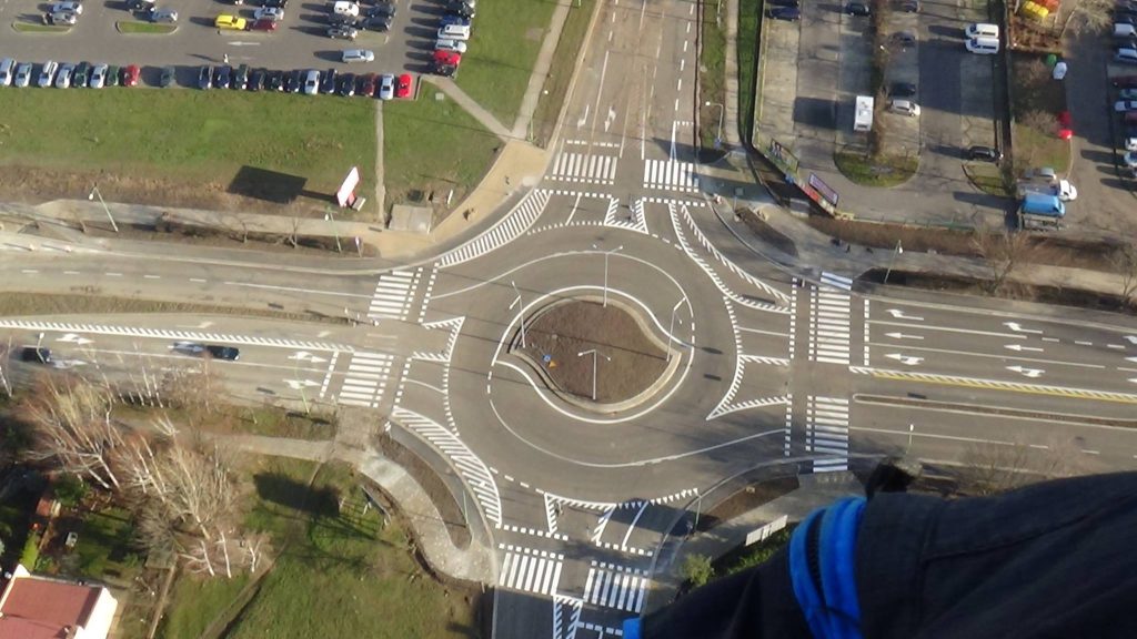 LEGNICA. Kłopoty z jazdą po rondzie turbinowym
