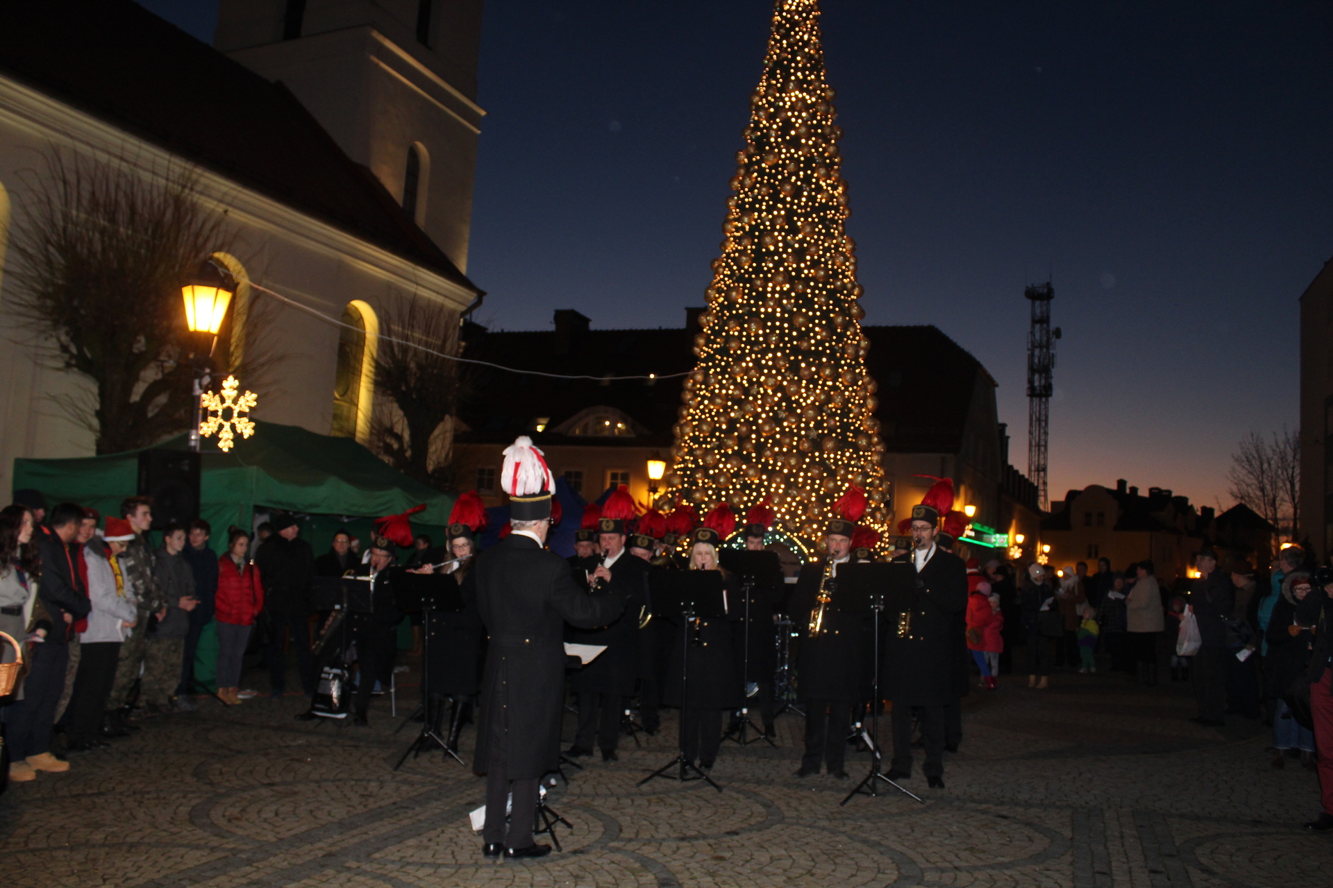 POLKOWICE. Kolędowali w Rynku z orkiestrą (FOTO)