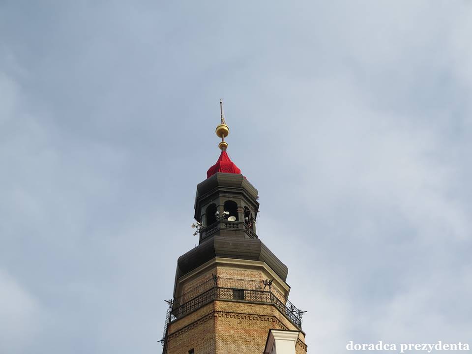 GŁOGÓW. Ratuszowa wieża w mikołajkowej czapce