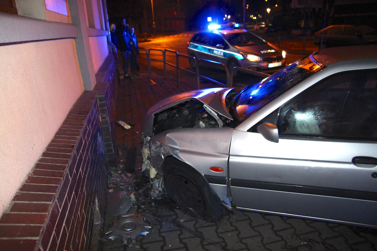 LUBIN. Wjechał w ścianę kamienicy(WIDEO)