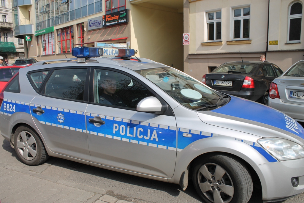 LEGNICA. Wjechał w latarnię i zniknął