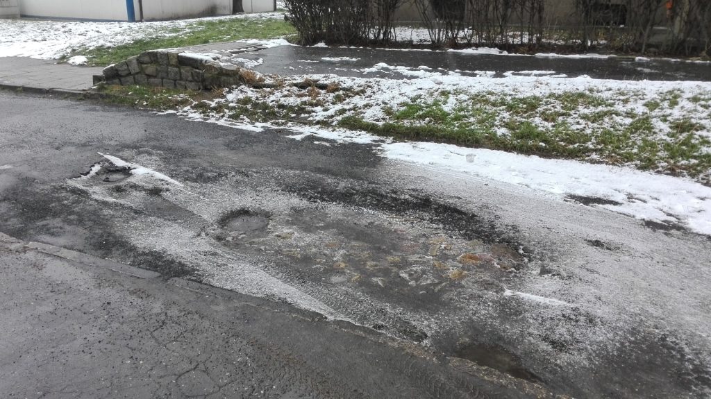 LEGNICA. Dziurawe podwórko (FOTO, WIDEO)