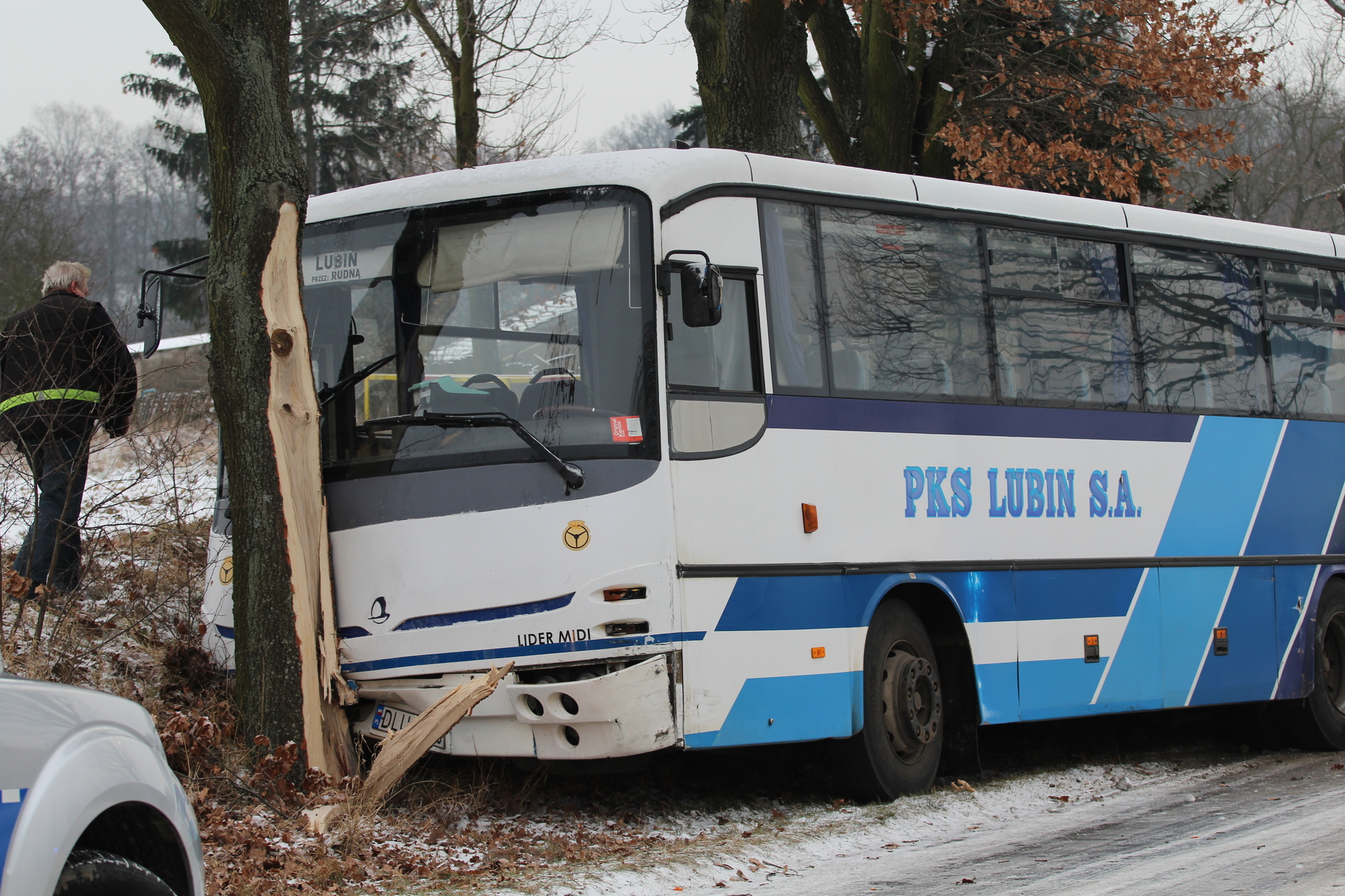 RUDNA. Autobus zderzył się z osobówką (FOTO, WIDEO)