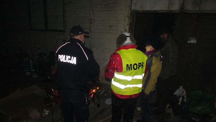 JAWOR. Uratowali kobietę przed zamarznięciem