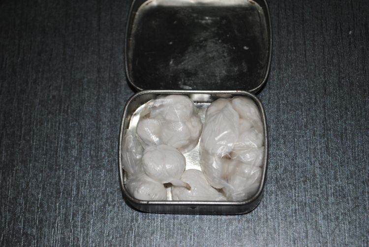 GŁOGÓW. 800 porcji narkotyków w mieszkaniu (WIDEO)