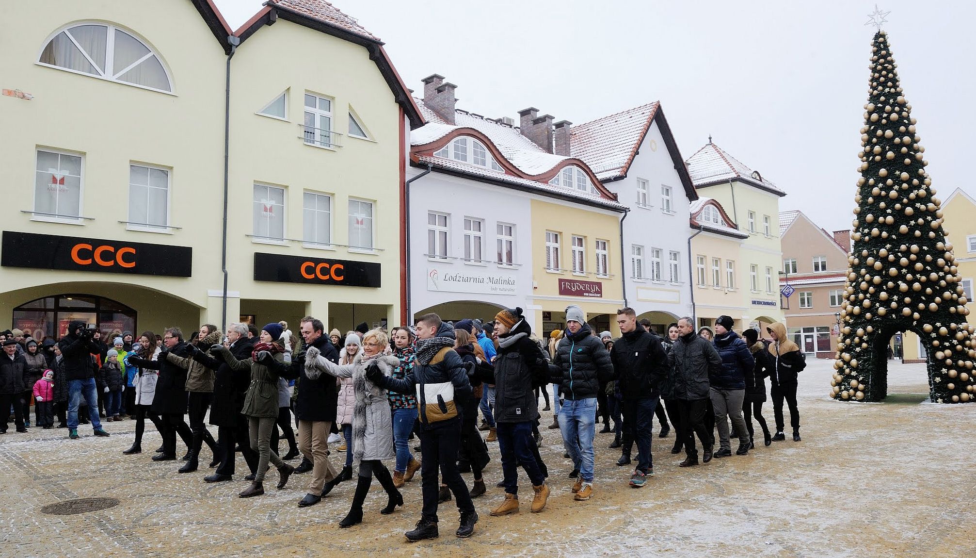 POLKOWICE. Zatańczyli poloneza w Rynku (FOTO, WIDEO)