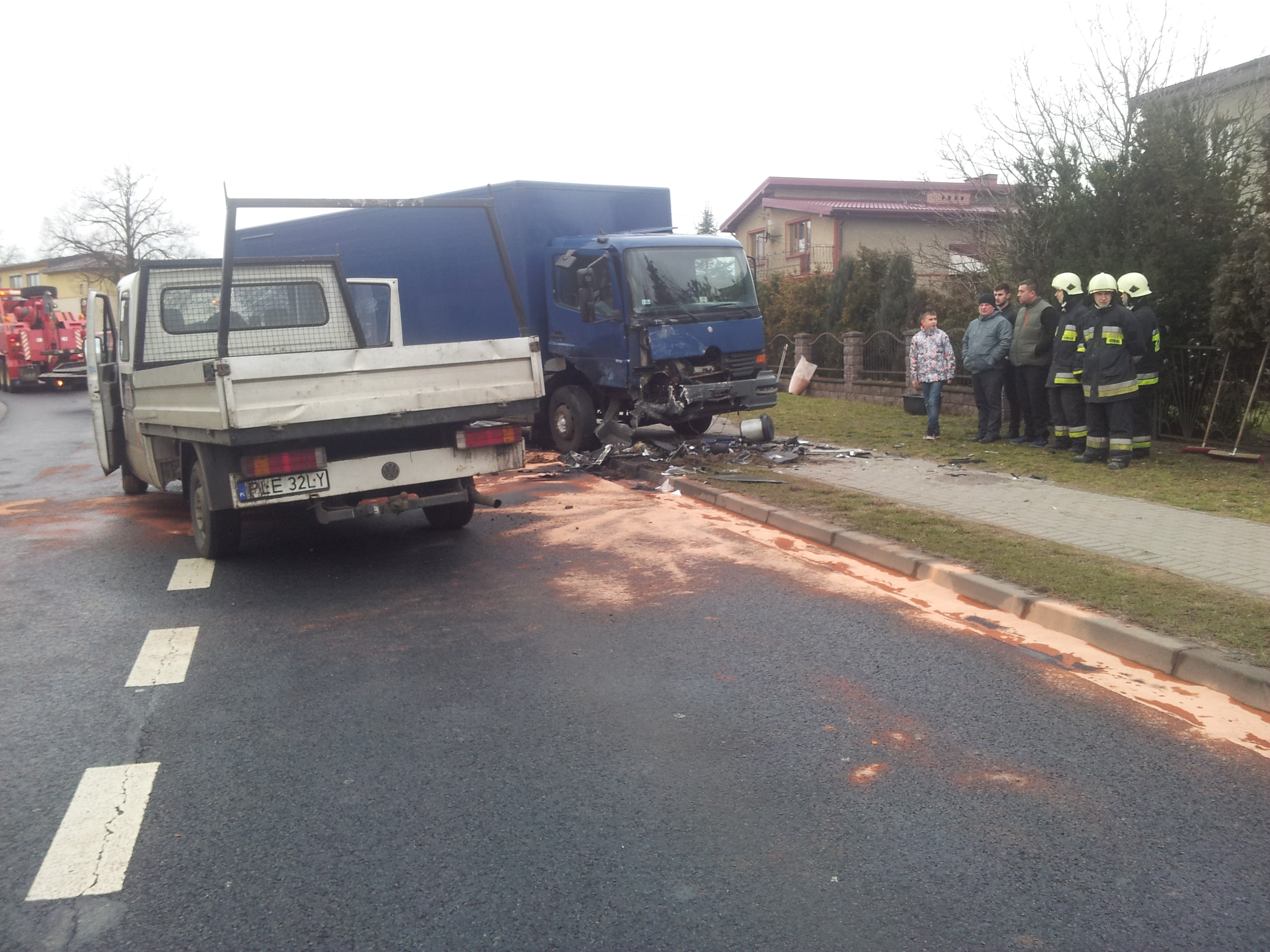 GMINA GŁOGÓW. Czołowe zderzenie w Serbach. Dwie osoby w szpitalu (WIDEO)