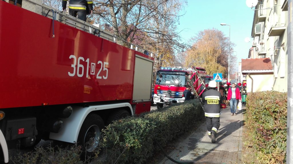 LEGNICA. Pożar w mieszkaniu, dwie osoby w szpitalu