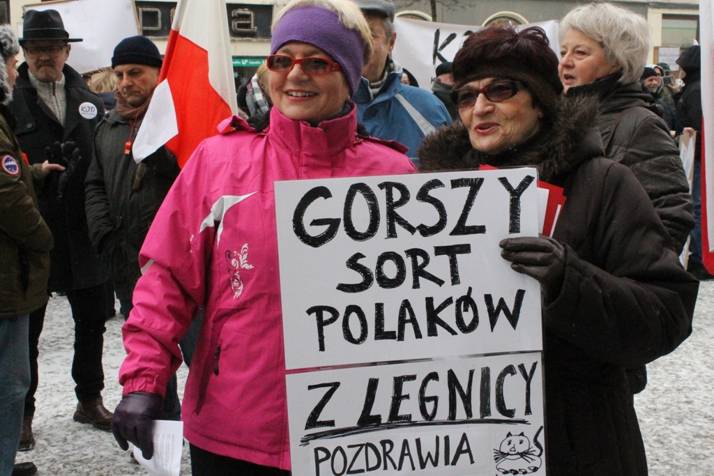 LEGNICA/LUBIN. KOD z miłością na transparentach