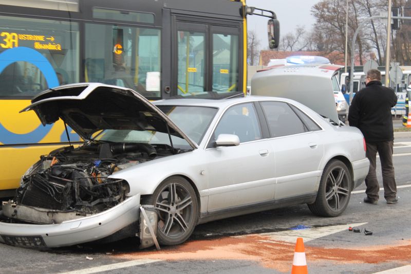 LUBIN. Mercedes wjechał w audi (FOTO, WIDEO)