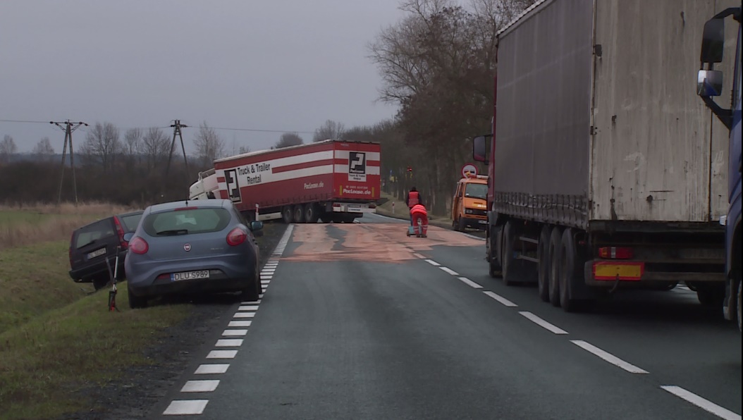 GMINA LUBIN. Volvo uderzyło w ciężarówkę