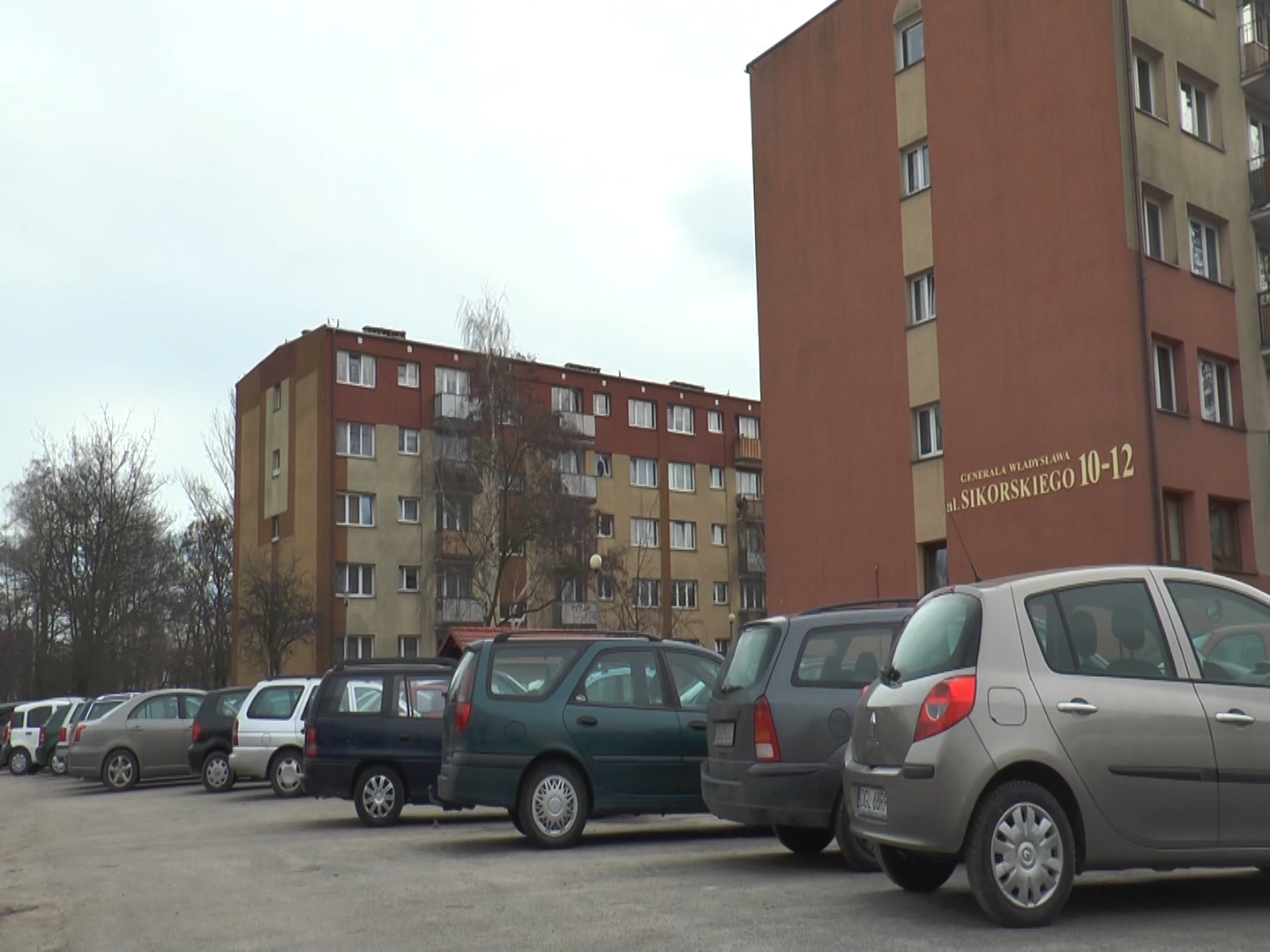 GŁOGÓW. Potrąciła ojca wyjeżdżając z parkingu (WIDEO)