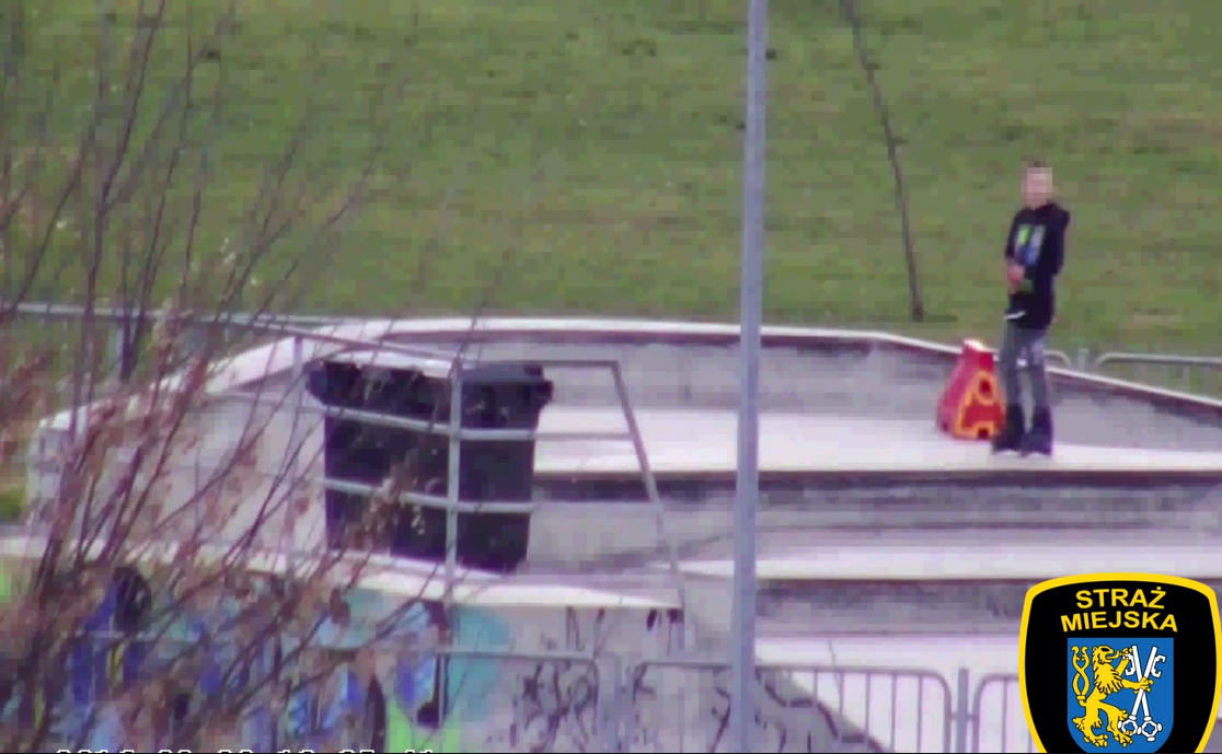 LEGNICA.  Nastolatek na rolkach szukał adrenaliny
