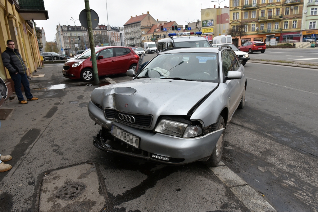 LEGNICA. Zaparkował na biurze rachunkowym (FOTO)