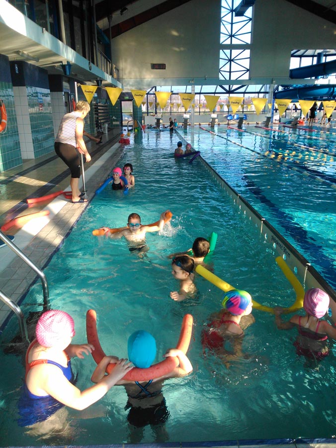 MŚCIWOJÓW. W 2,5 miesiąca mają nauczyć się pływać