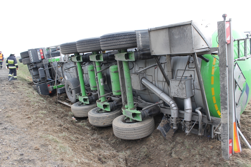 ZŁOTORYJA. Cysterna z glikolem w rowie (WIDEO, FOTO)