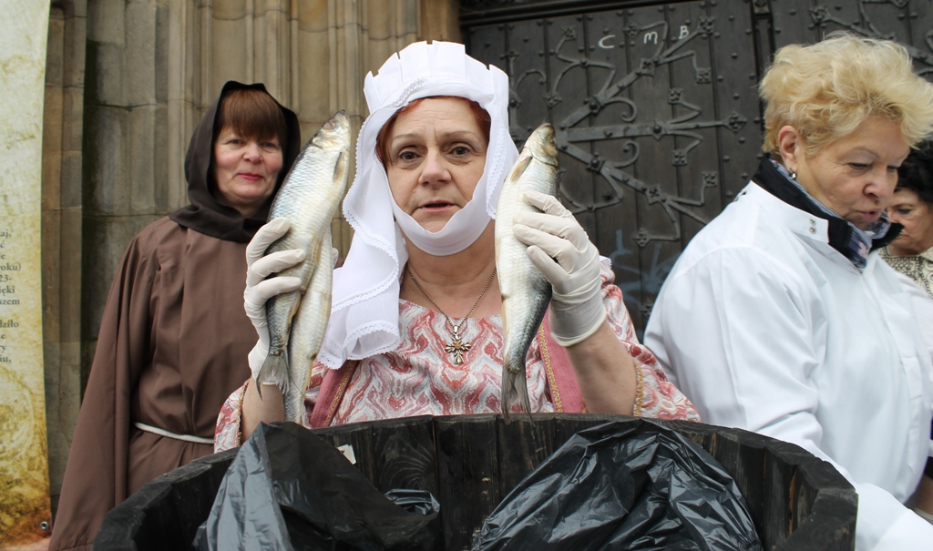 LEGNICA. Beczka śledzi i grosz dla ubogich