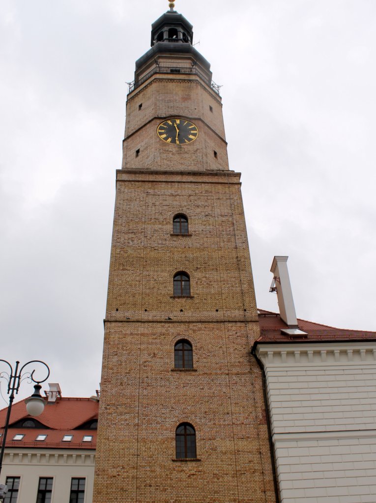 GŁOGÓW. Ratuszowa wieża zagraża przechodniom (WIDEO)