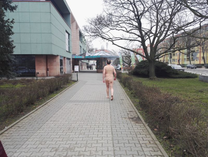 LUBIN. Nagi mężczyzna przeszedł ulicami miasta