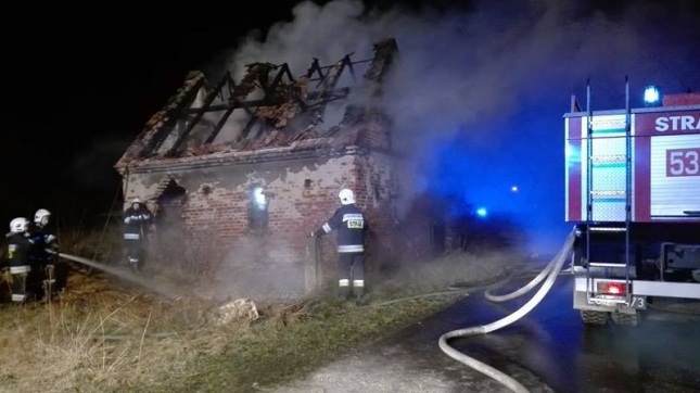 POWIAT POLKOWICKI. Pożar stodoły i auto w rowie