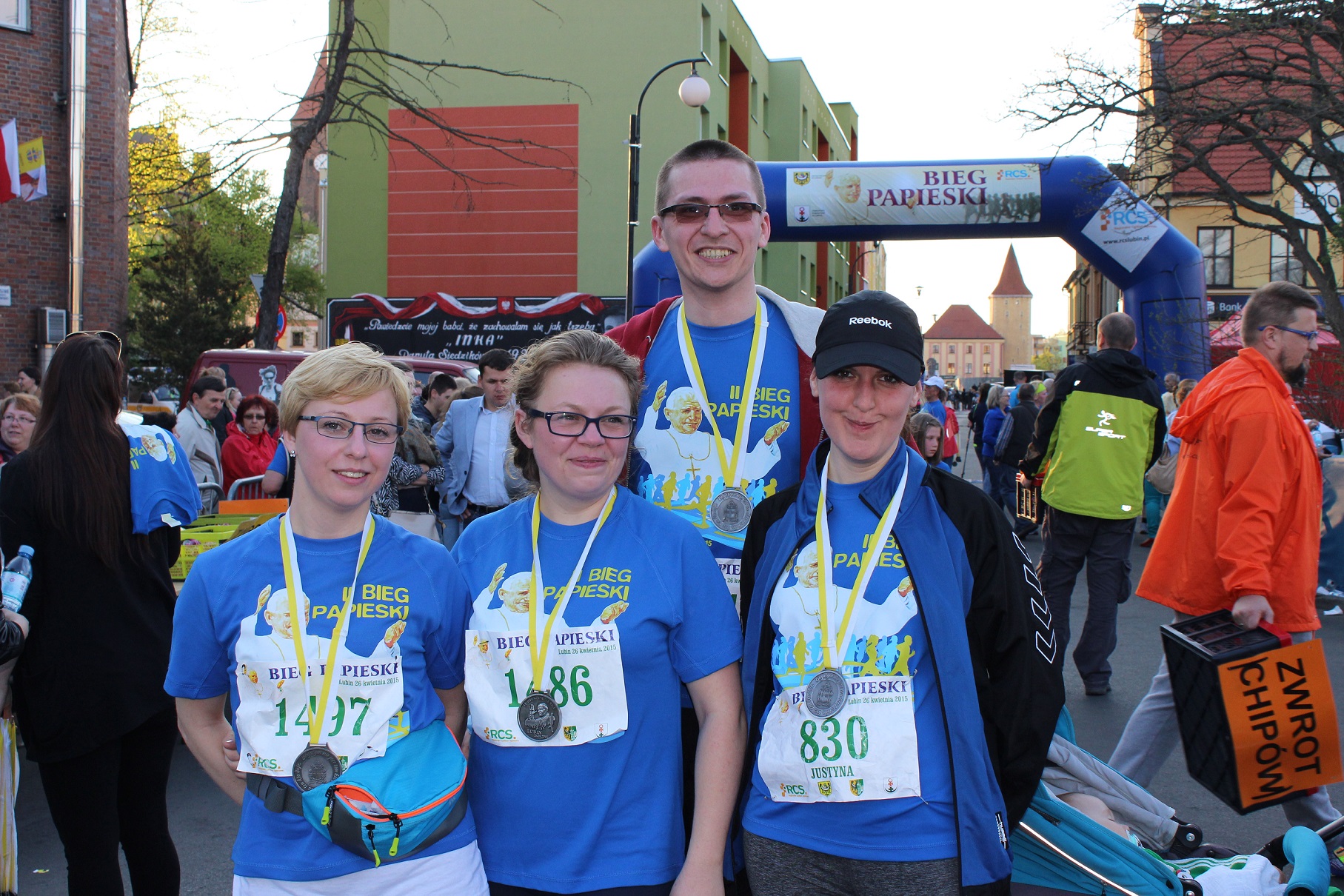 Dla zdrowia pobiegną za jeden uśmiech, na obcasach i z wąsem