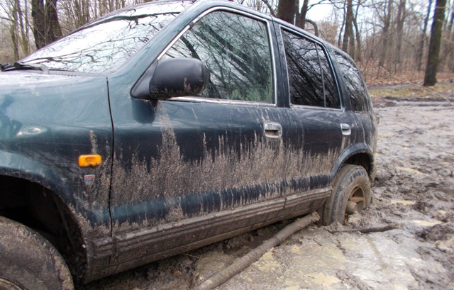 LEGNICA. Zlekceważył zakaz i zakopał się w błocie