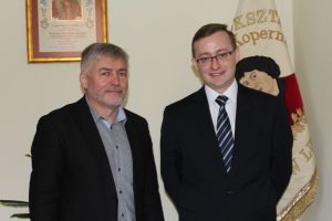 dyr. I LO Józef Marciniszyn i dr nauk prawnych Mateusz Dróżdż