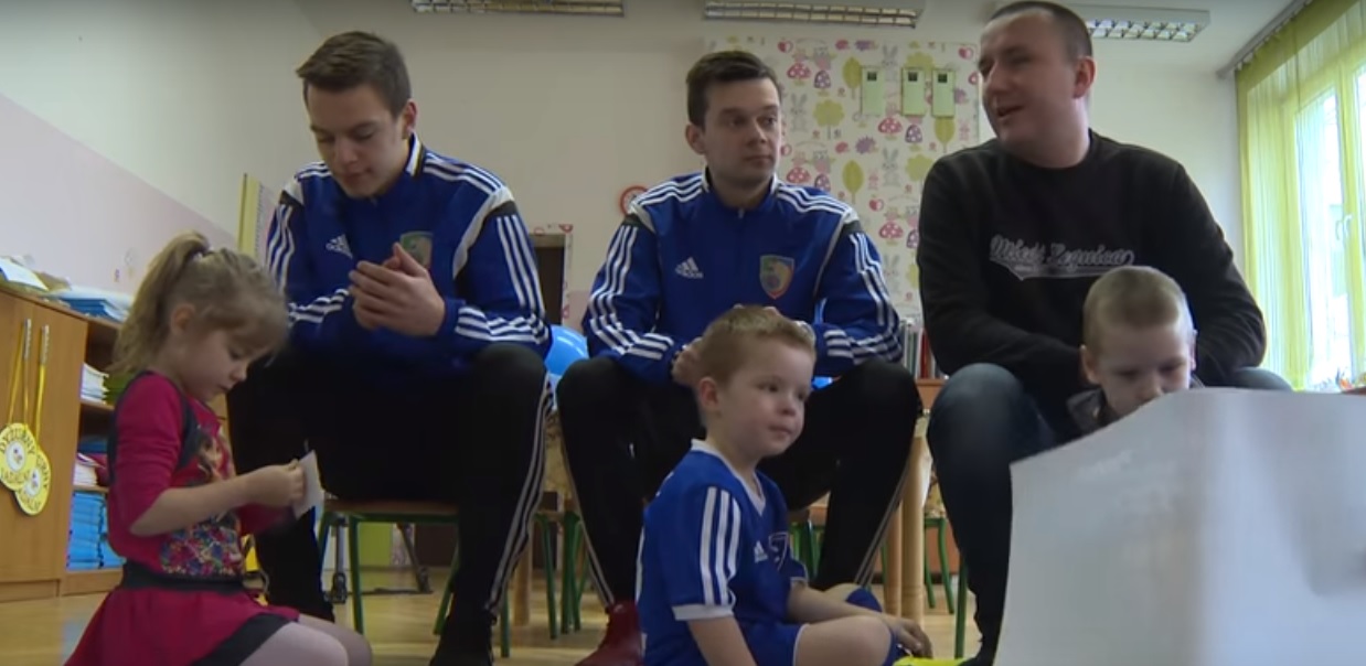 LEGNICA. Piłkarze gościli u przedszkolaków (WIDEO)