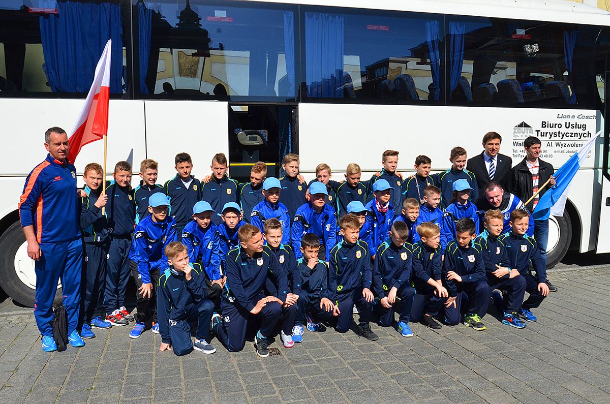 JAWOR. Młodzi piłkarze ruszyli na podbój Italii