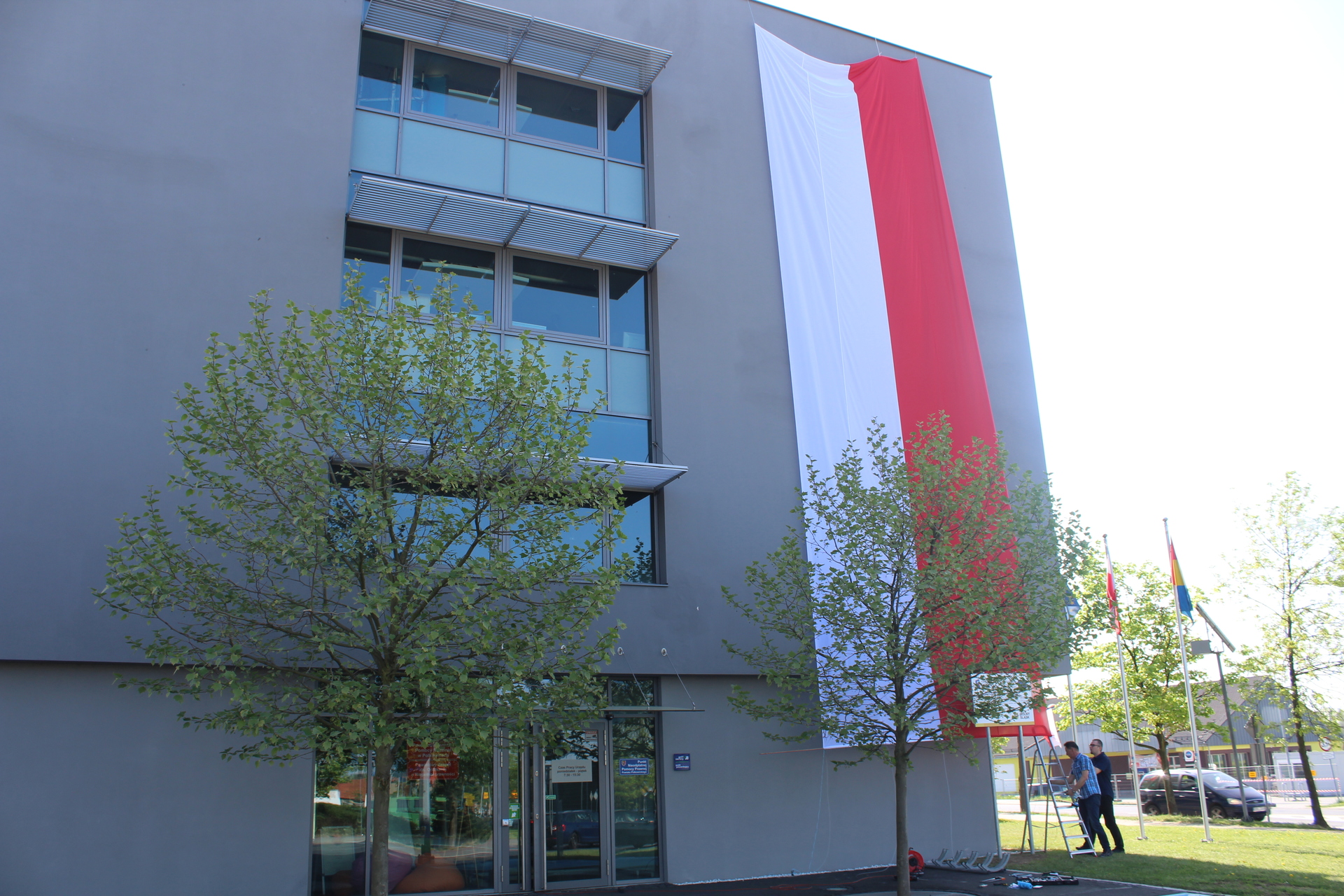 POLKOWICE. W starostwie rozdają flagi (WIDEO)