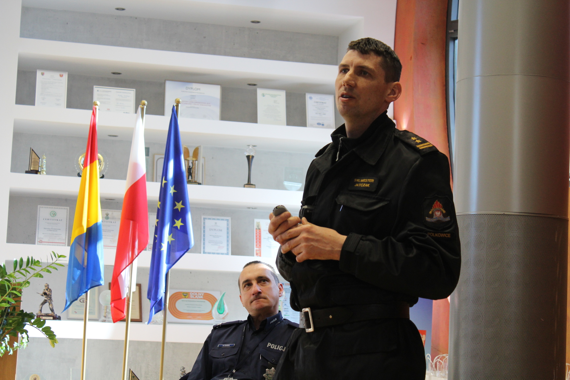 POWIAT POLKOWICKI. Szukali dzieci i gasili pożar (WIDEO) (FOTO)