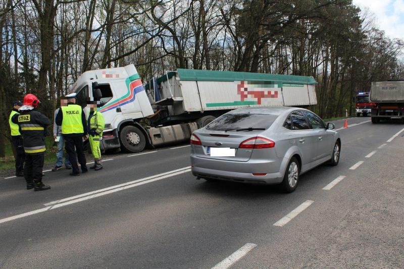 GMINA LUBIN. Ciężarówka wjechała do rowu