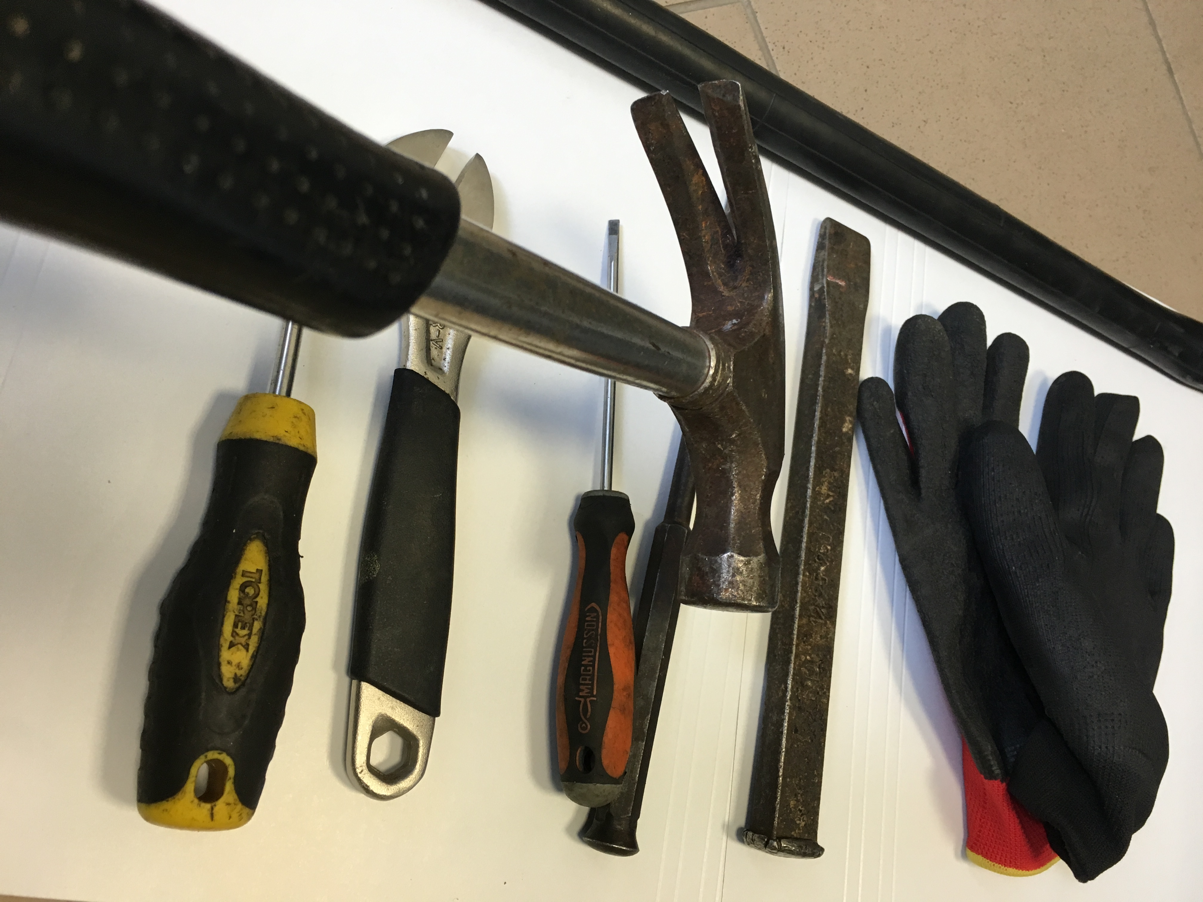 ZŁOTORYJA. W nocy próbowali wejść do kwiaciarni