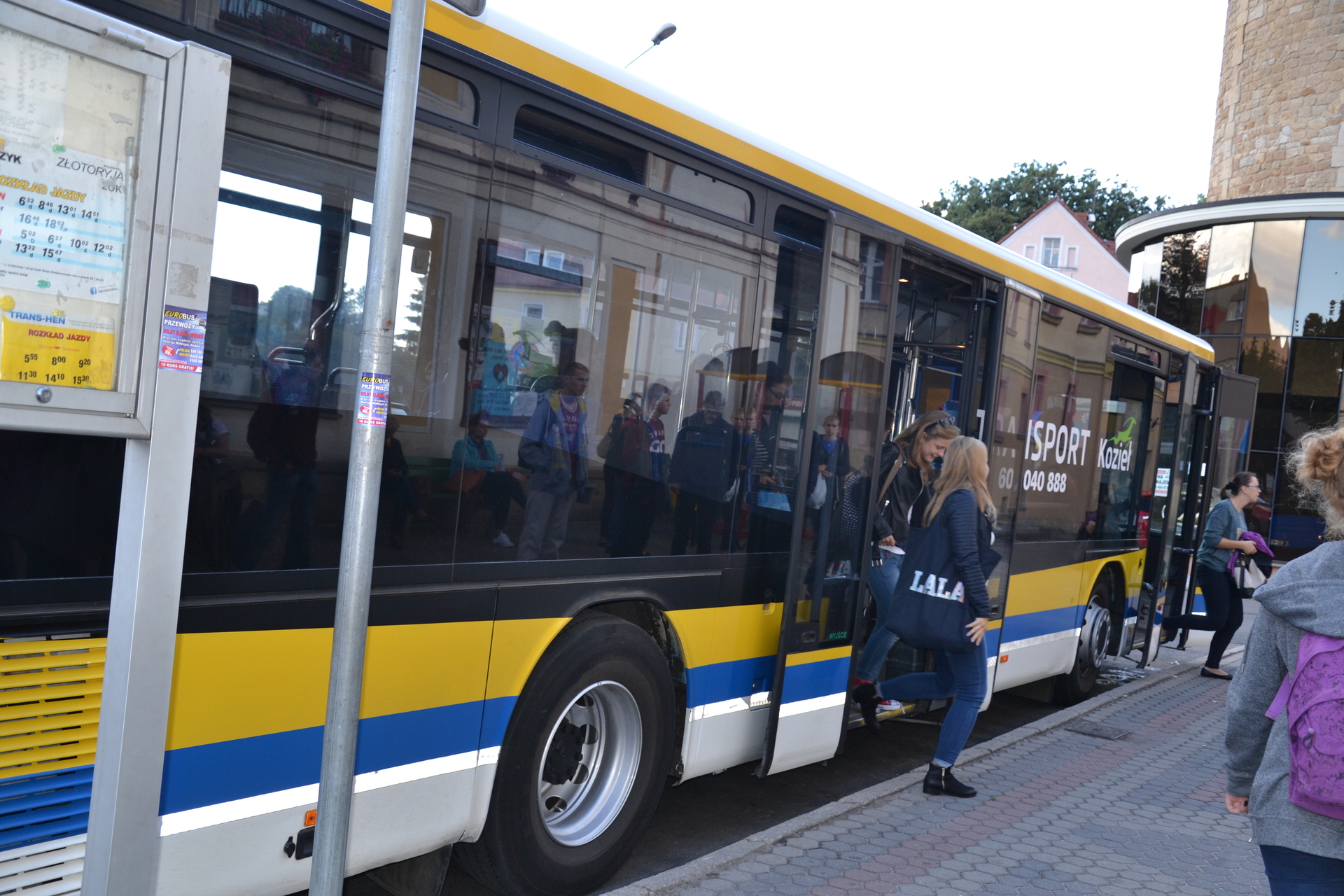 LUBIN. Miał wieźć dzieci, trafił do mechanika (WIDEO)