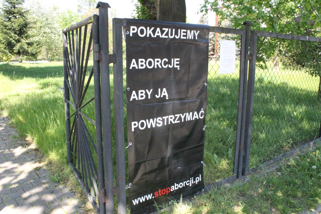 LEGNICA. Ktoś zdemontował antyaborcyjne zdjęcia (WIDEO)