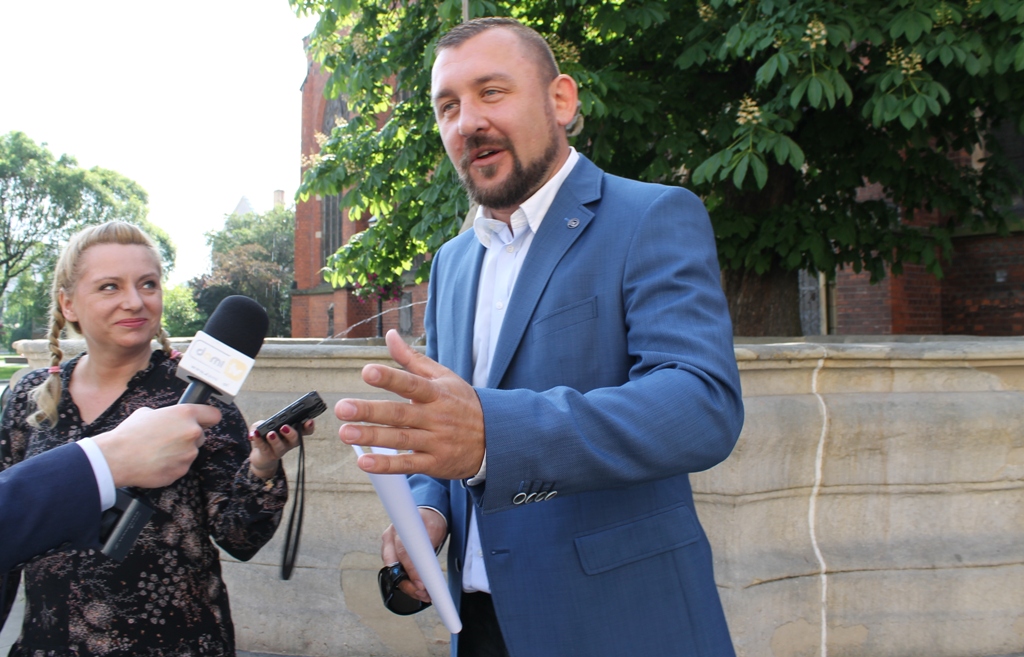 LEGNICA. Działacz PO rzucił partyjną legitymacją (WIDEO)