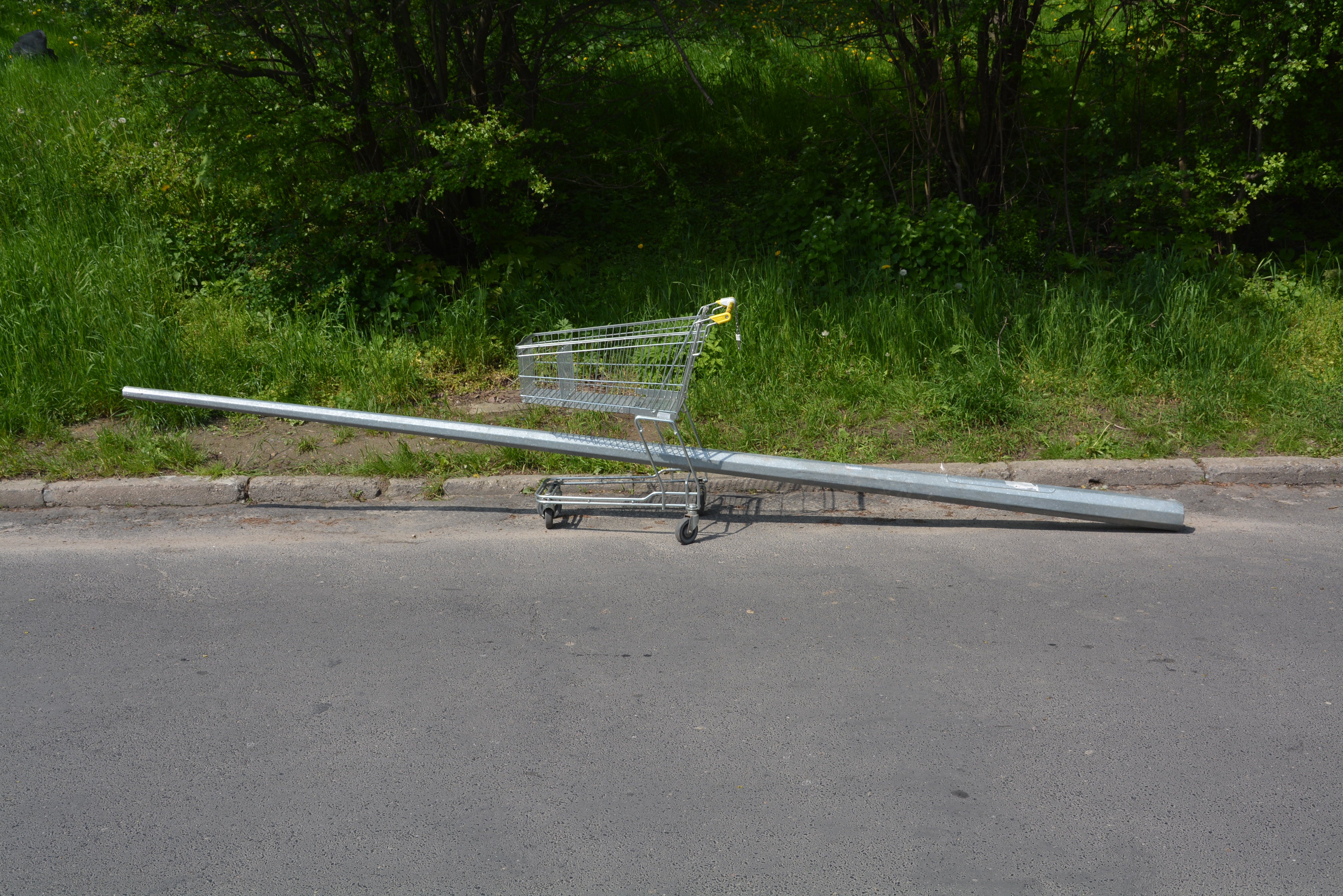 ZŁOTORYJA. Ukradł latarnię i wózek, żeby ją zawieźć na złom