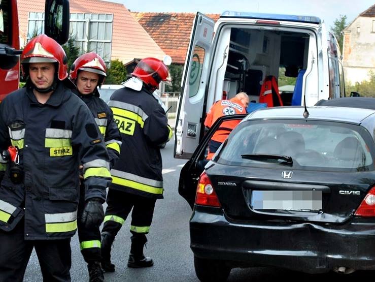 GMINA GŁOGÓW. Kolizja w Serbach. Dwie osoby w szpitalu