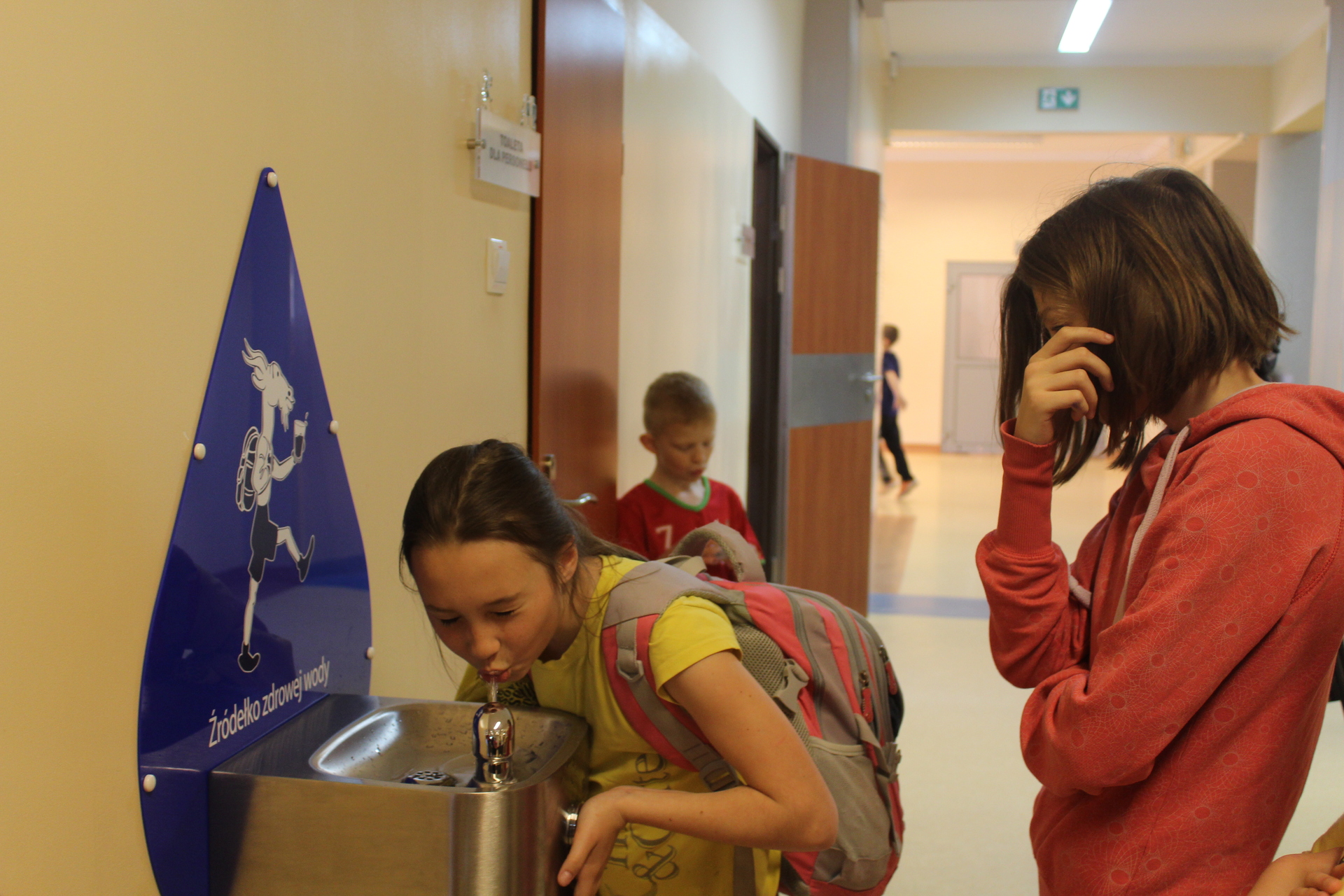 POLKOWICE. W szkole wybiło źródełko (WIDEO)