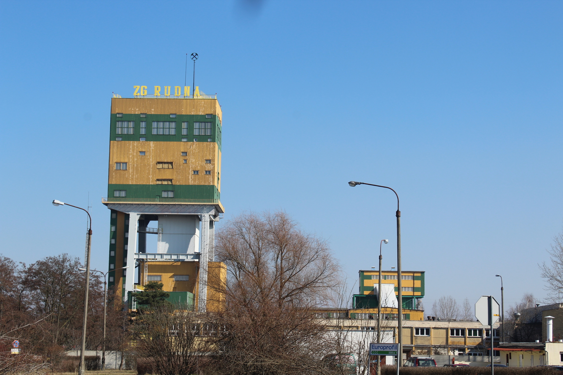ZG Rudna: znaleziono maszynę, być może jest w niej górnik
