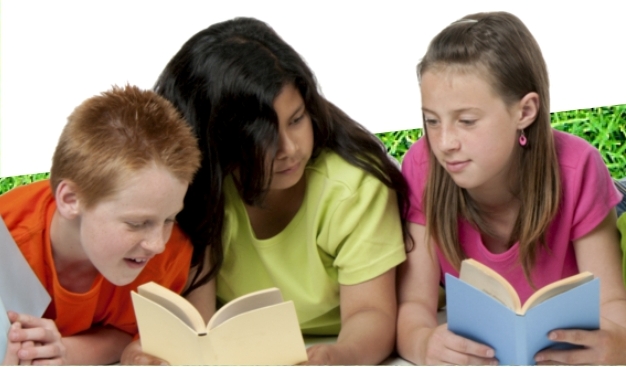 LEGNICA. Czytanie na trawie