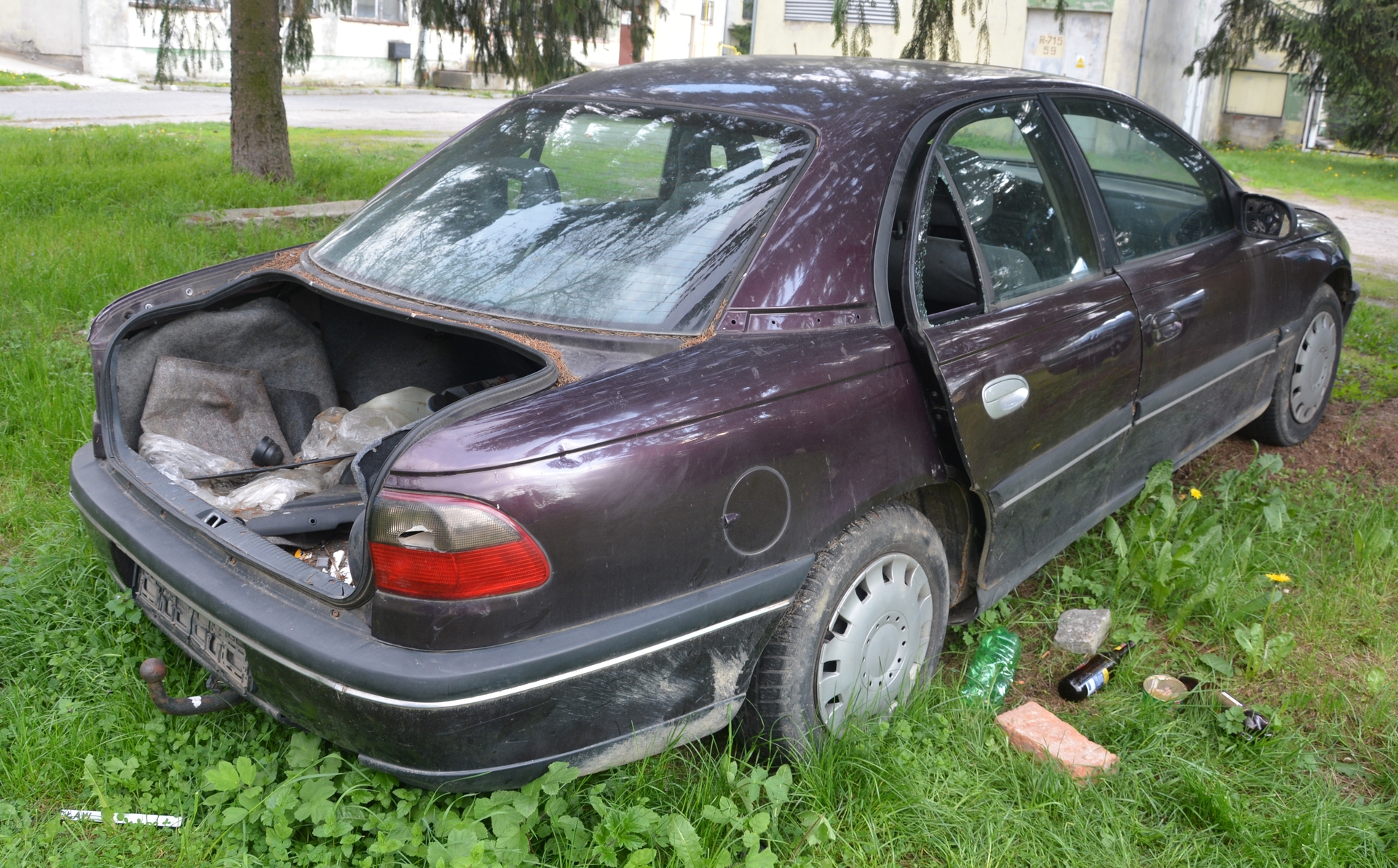 ZŁOTORYJA. Włamał się do auta, spał w nim, a potem je zniszczył